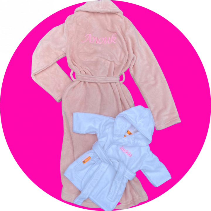 Badrock-kinderbadjas-met-naam-borduring-katoen-roze