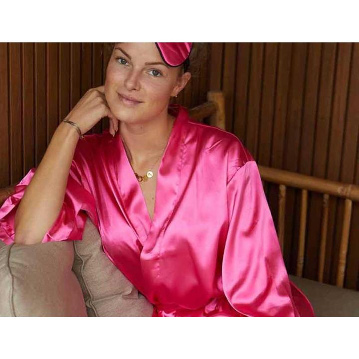 Roze-kimono-van-satijn