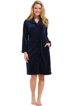 Donkerblauwe damesbadjas met knopen – trendy reliëf patroon – fleece - Pastunette